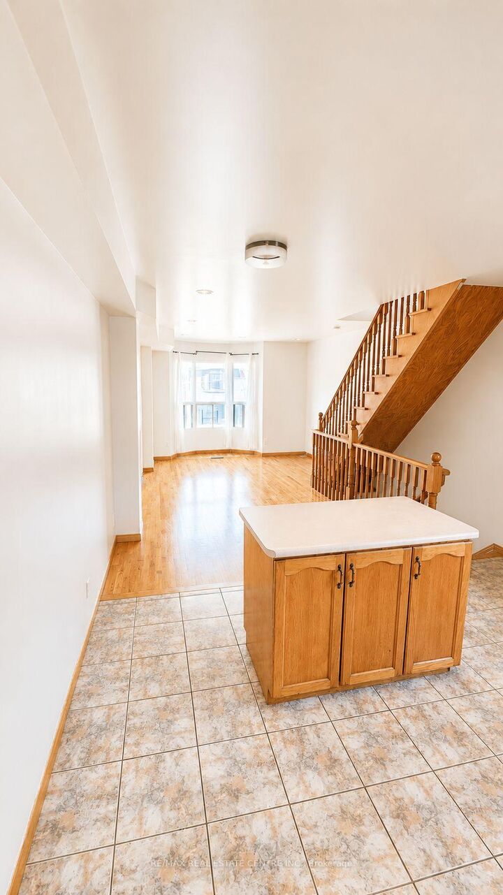 Property Photo:  908 Ossington Avenue Upper  ON M6G 3V1 