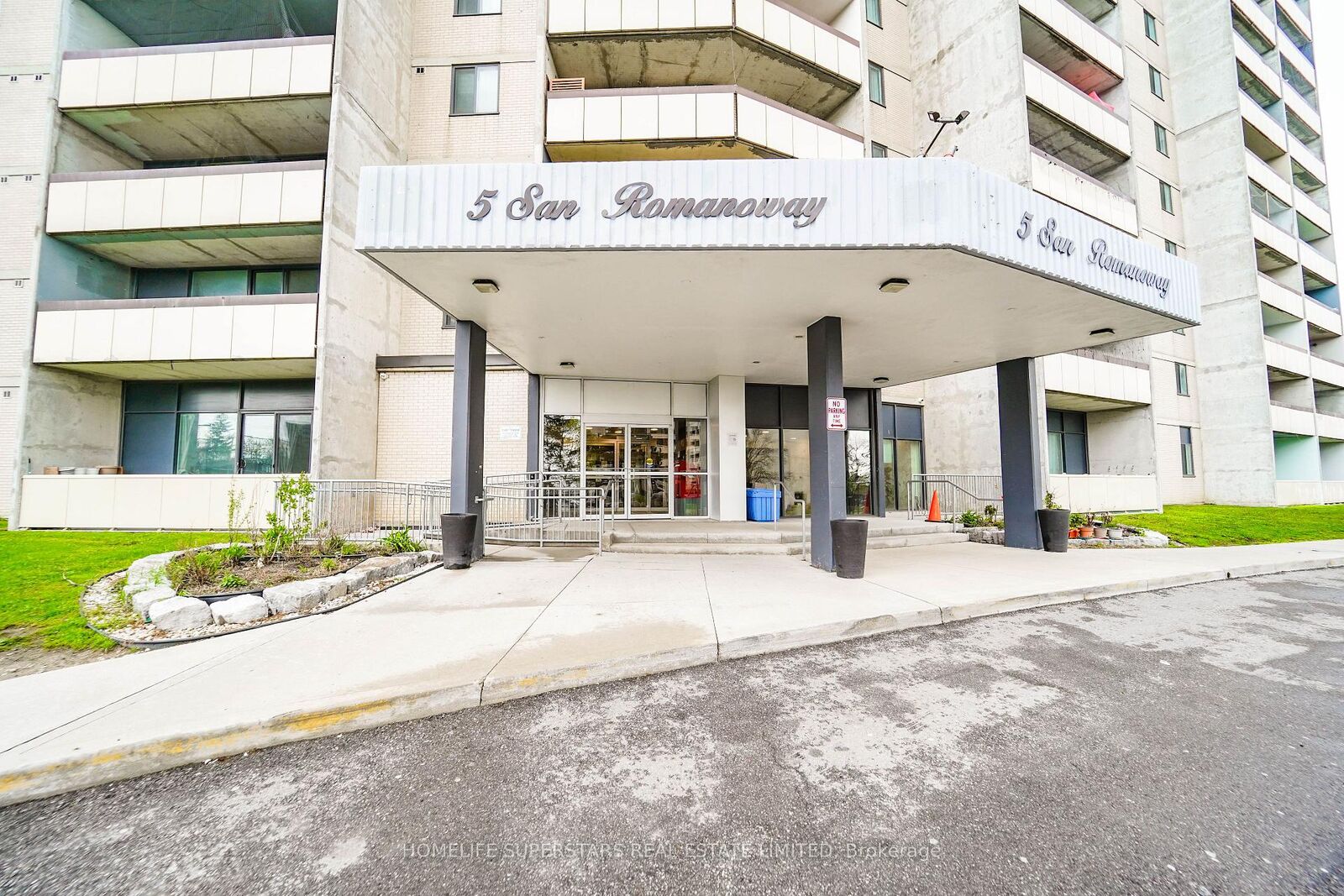 Property Photo:  5 San Romano Way 705  ON M3N 2Y4 