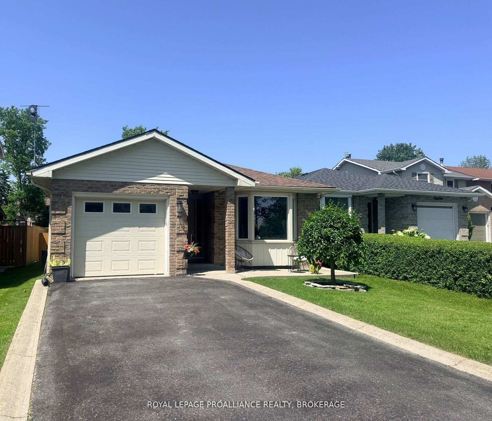 Property Photo:  16 Grenadier Drive  ON K7K 6E8 