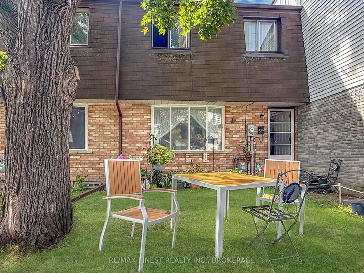 Property Photo: 913 Oakview Avenue ON K7M 6V4