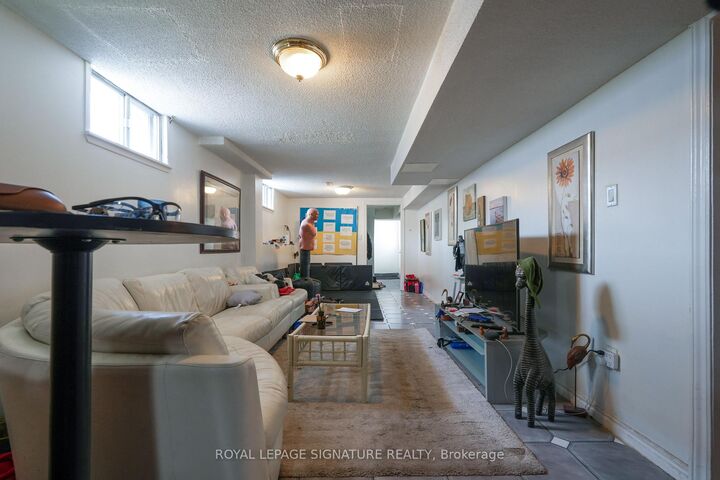 Property Photo: 674 Abana Road Room #3 ON L5A 1H4