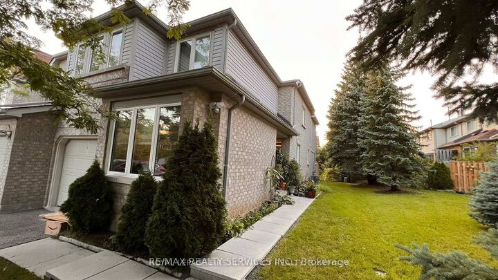 Property Photo:  2555 Thomas Street 80  ON L5M 5P6 