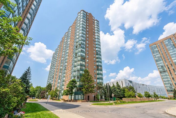 Property Photo: 135 Hillcrest Avenue 605 ON L5B 4B1