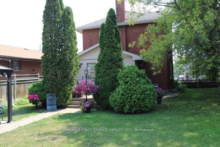 Property Photo:  310 Algoma Street N  ON P7A 5A9 