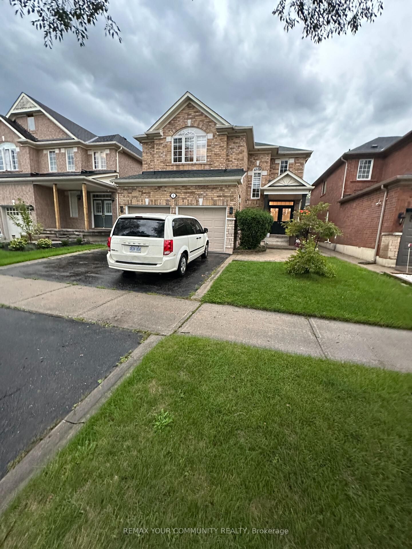 Property Photo:  9 Allysum Court Lower  ON L4E 4M7 