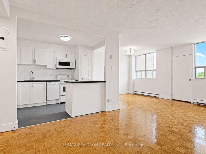 Property Photo:  525 Eglinton Avenue E 903  ON M4P 2P6 