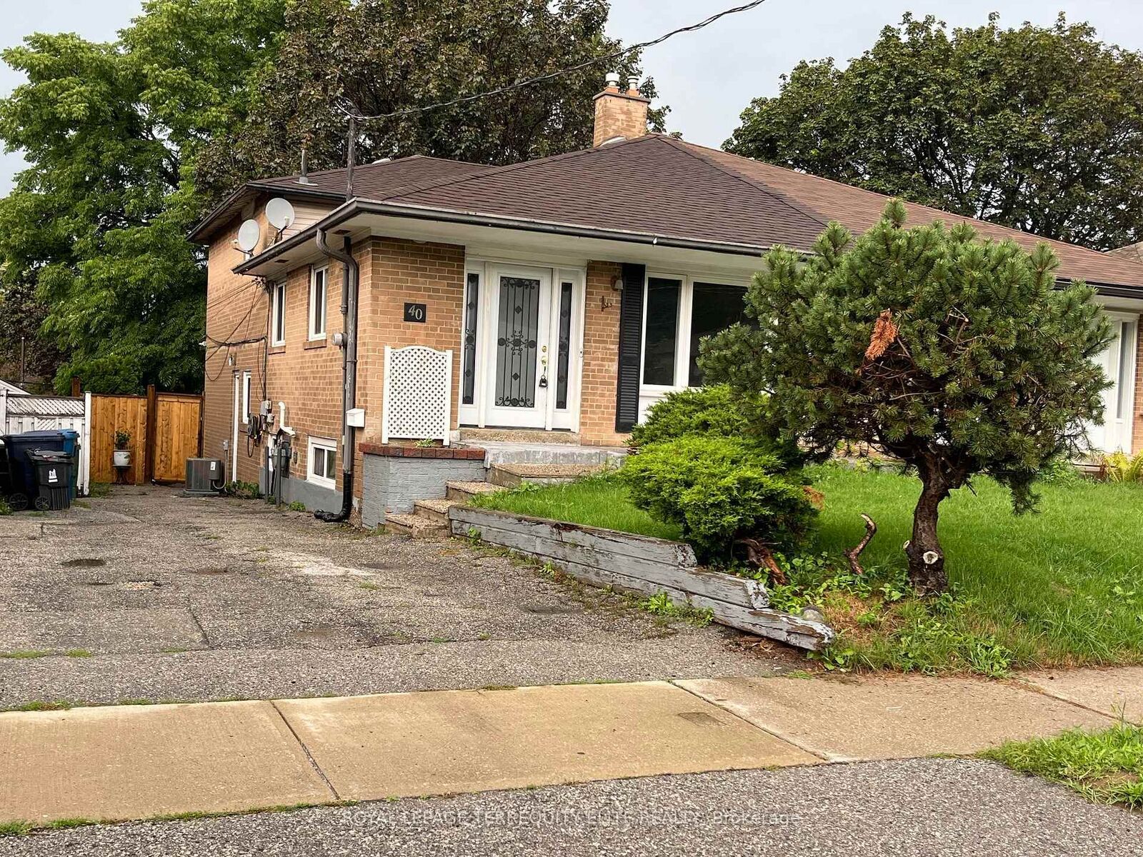 Property Photo:  40 Pender Crescent Main &Amp Upper  ON M1T 2M7 