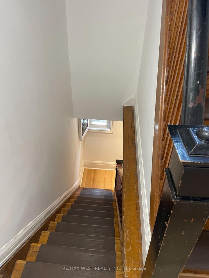 Property Photo:  734 Manning Avenue 2nd Floor  ON M6G 2W4 
