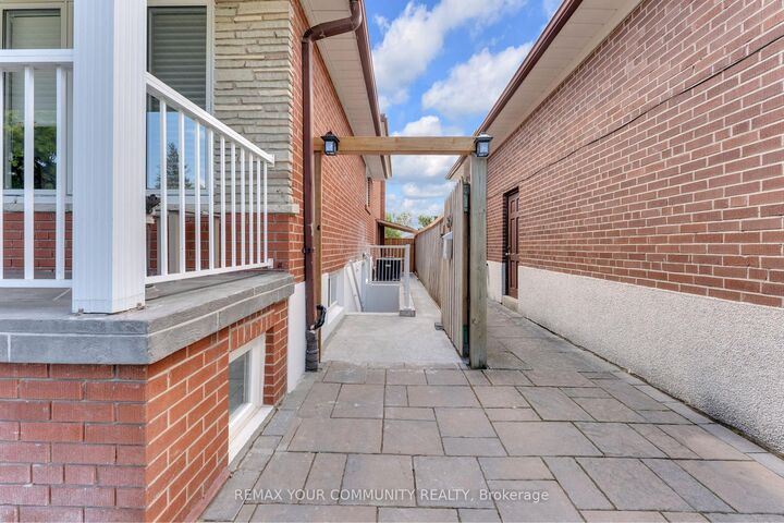 Property Photo:  39 Veerland Drive Bsmt  ON M6L 1R8 