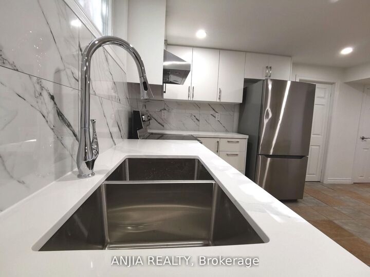 Property Photo:  442 Bonita Crescent  ON L4C 3N1 