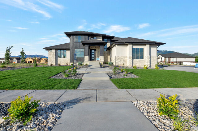 Property Photo: 165 S Farmhouse Cir UT 84037