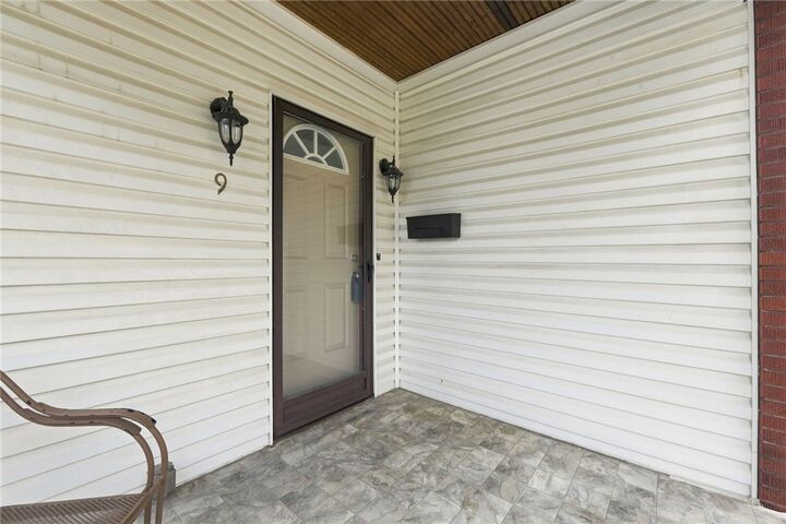 Property Photo:  9 Pioneer Ave  PA 15229 