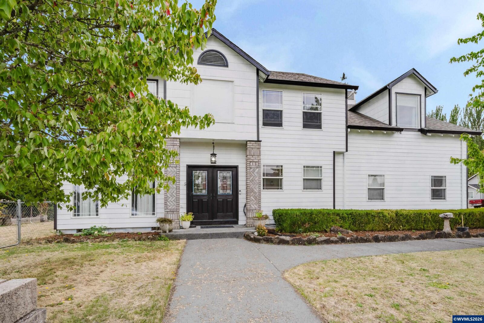 Property Photo: 401 NE Faulconer St OR 97378