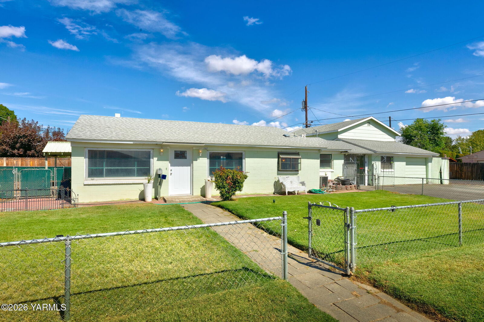 Property Photo: 207 W Court St WA 98903