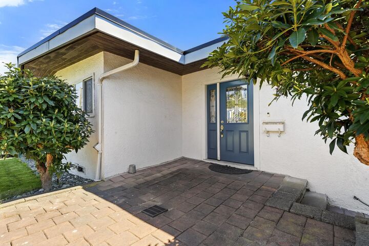Property Photo:  2190 Hillside Avenue  BC V3K 1L2 