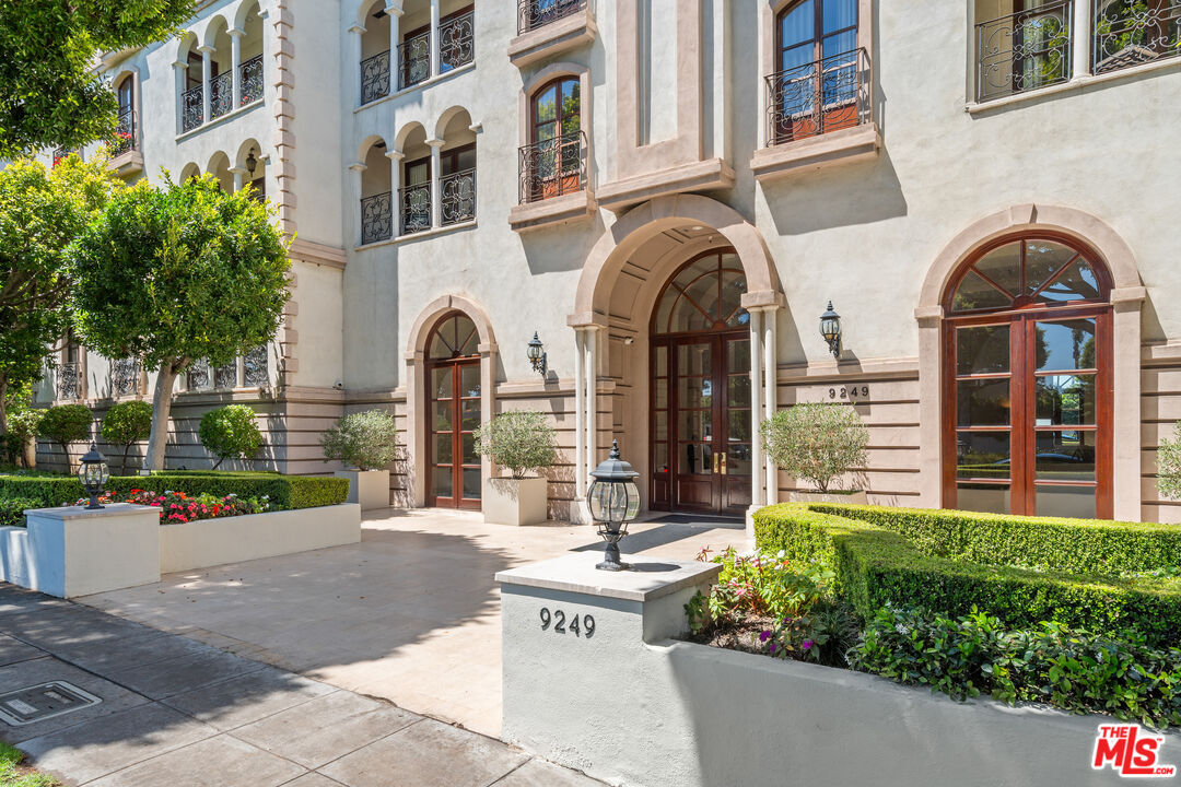 Property Photo:  9249 Burton Way, Unit 302  CA 90210 