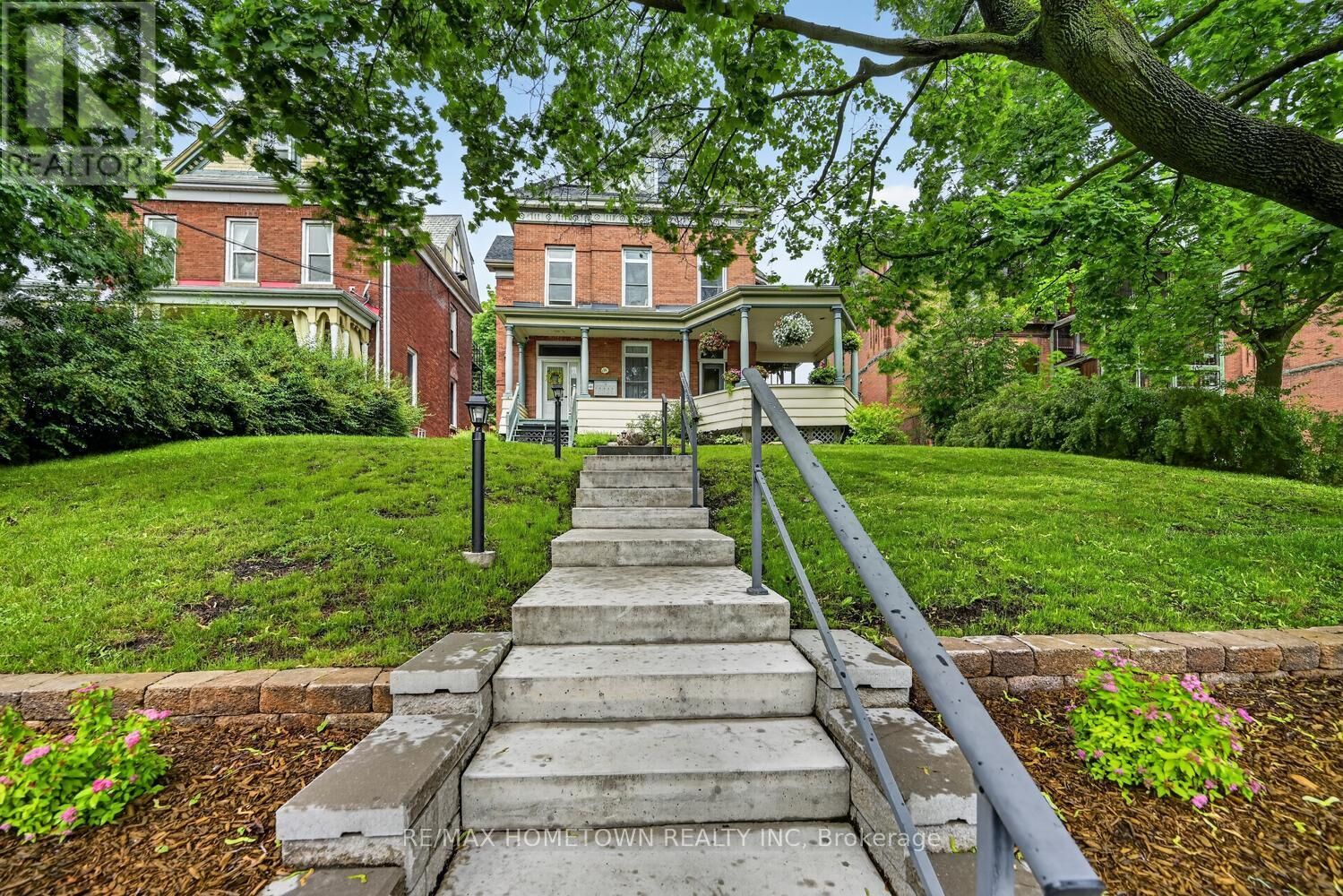 Property Photo:  98 Pine Street  ON K6V 1G9 