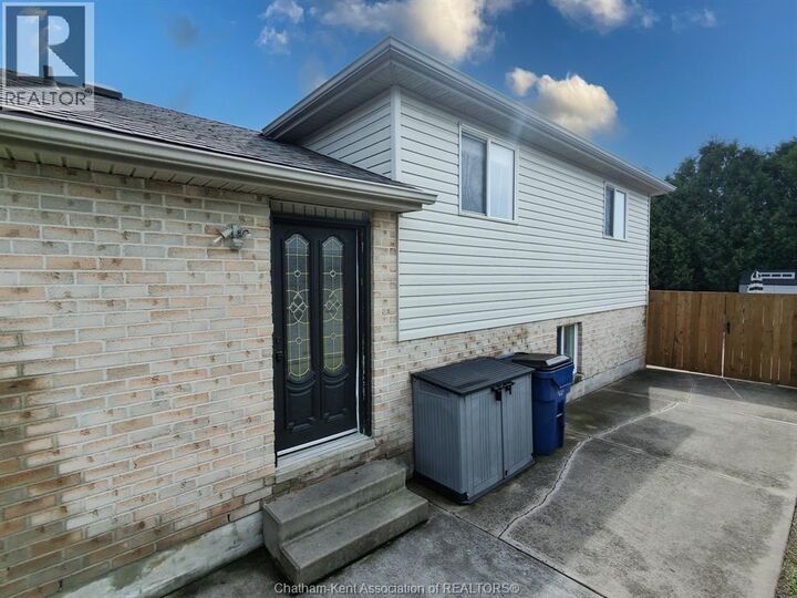 Property Photo:  8 Hampton Court  ON N7M 6K9 
