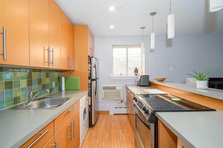 Property Photo:  310 Stradbrook Avenue  MB R3L 0J6 