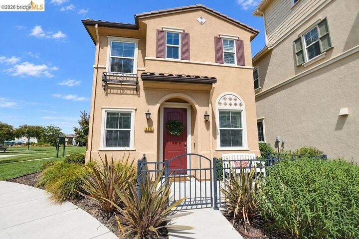 Property Photo: 806 Queen Palm Ln CA 94513