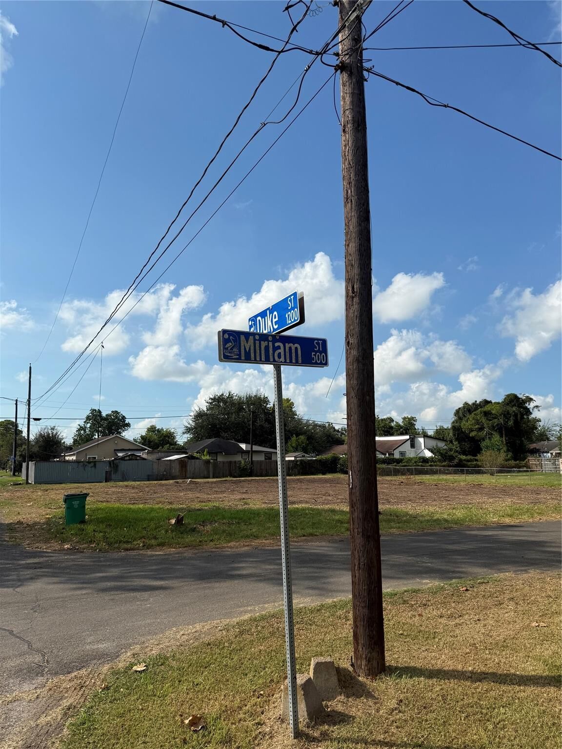 Property Photo: 1301 Duke Street TX 77520