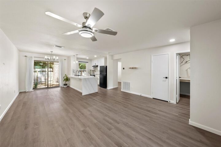 Property Photo:  7 Hasting Oak Court  TX 77381 
