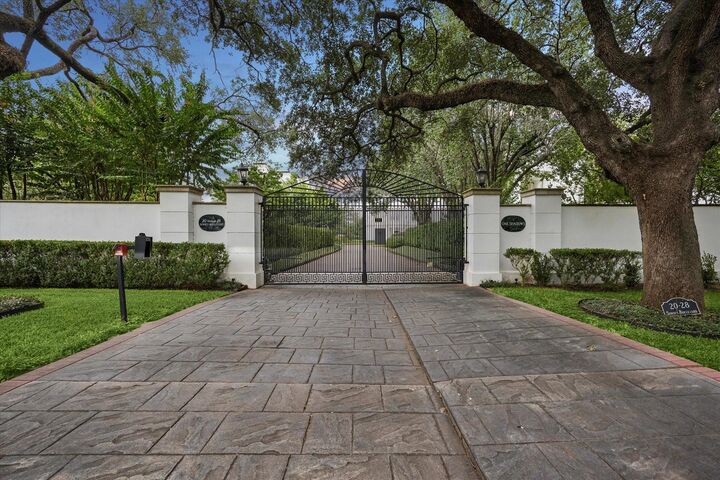 Property Photo:  20 Sunset Boulevard  TX 77005 
