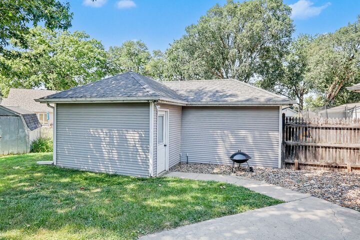 Property Photo:  1113 Broadway Street  IA 50219 