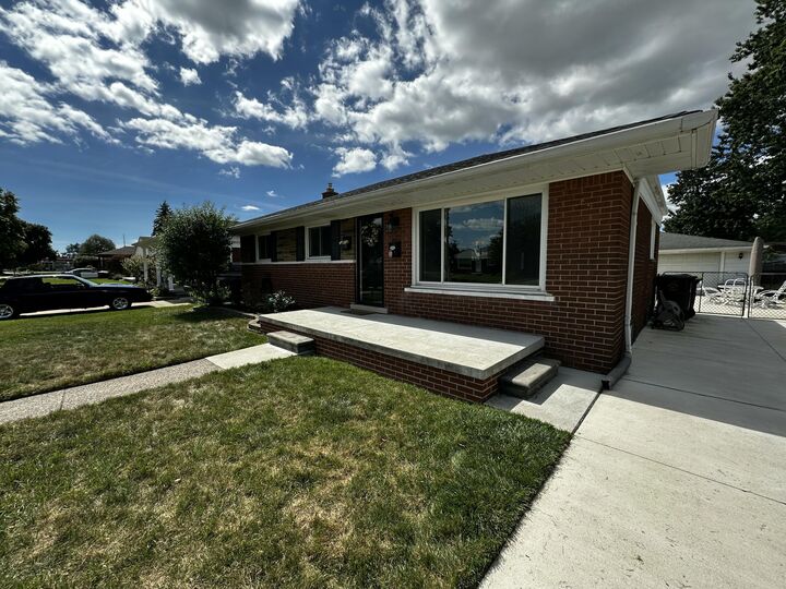 Property Photo:  2728 Pinetree Drive  MI 48183 
