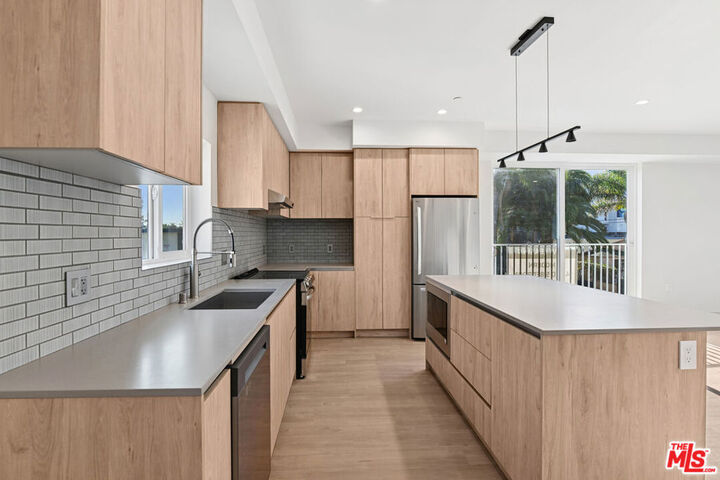 Property Photo:  2523 S Orange Drive  CA 90016 