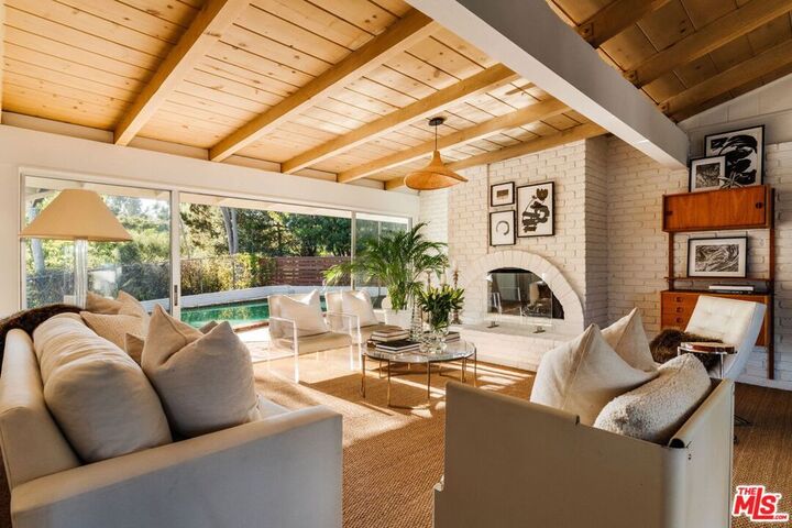 Property Photo:  809 Broom Way  CA 90049 