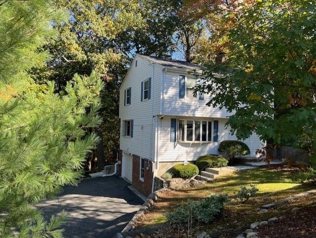 Property Photo:  6 Longhill Road  MA 01904 