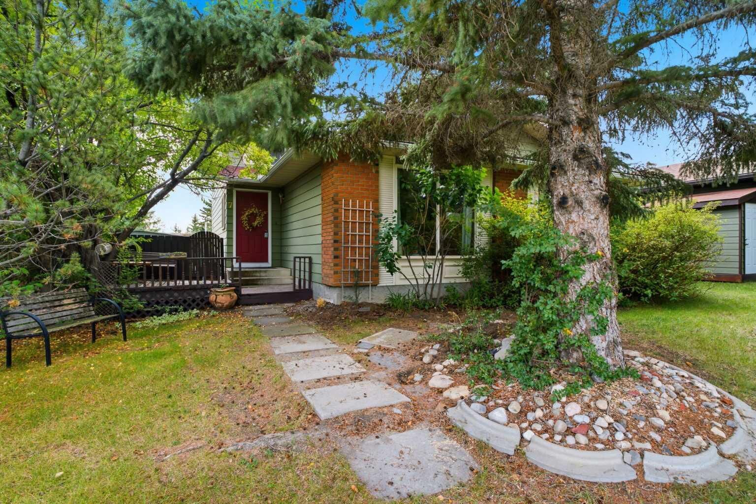 Property Photo:  7 Glenport Road E  AB T4C 1G8 