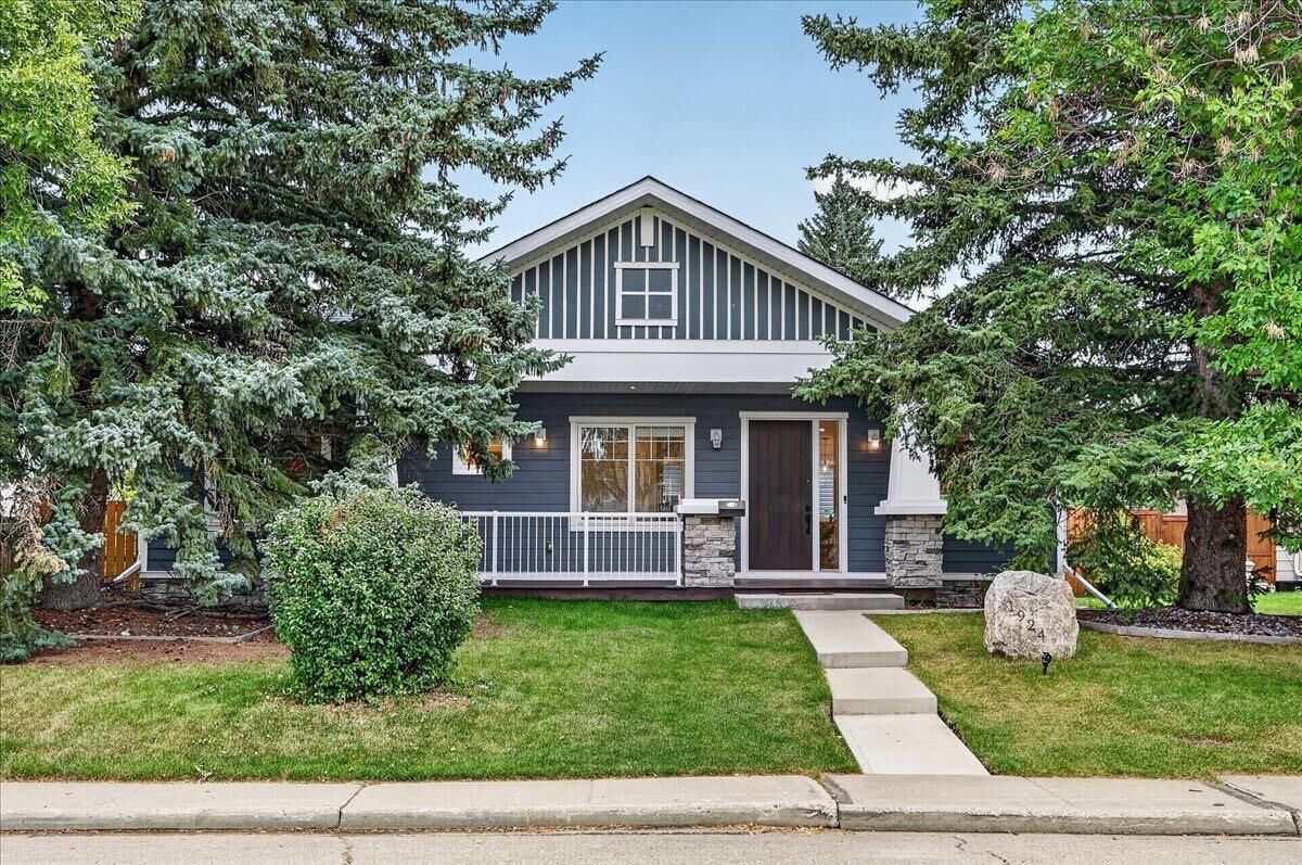 Property Photo:  1924 Glenmount Drive SW  AB T3E 4B6 