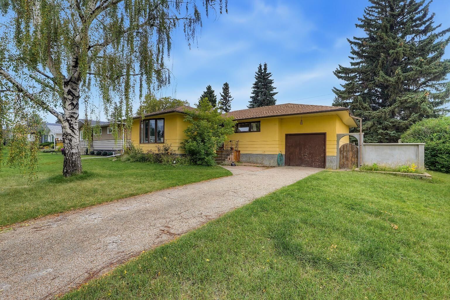 Property Photo:  3304 36 Avenue SW  AB T3E 1C1 