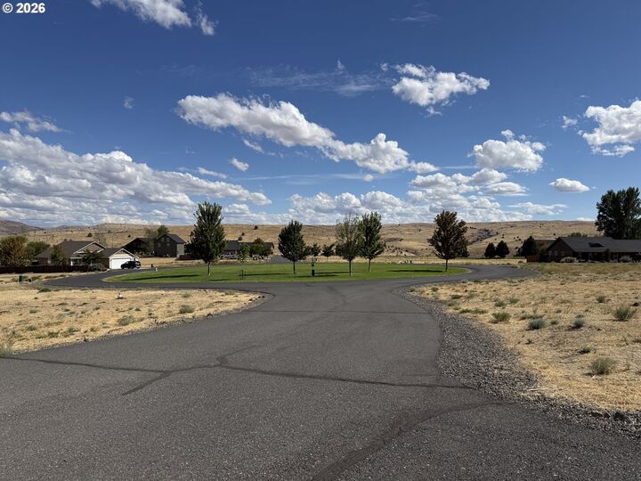 Property Photo: 405 Little Lake Rd OR 97037