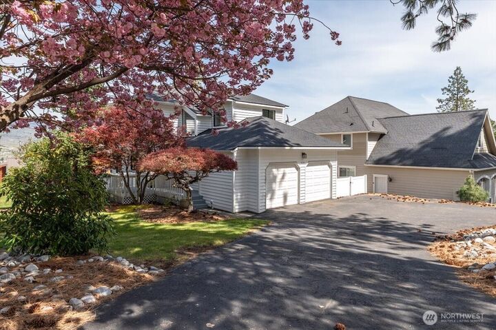 Property Photo: 4124 Lakeview Place WA 98816