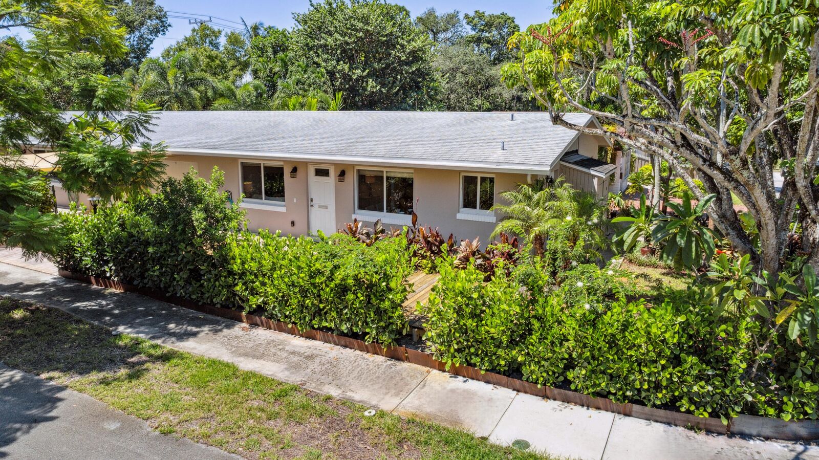 Property Photo: 1621 SW 8th Avenue 2 FL 33315
