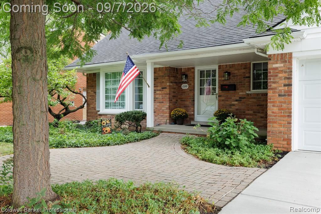 Property Photo: 1399 Edmundton Drive MI 48236