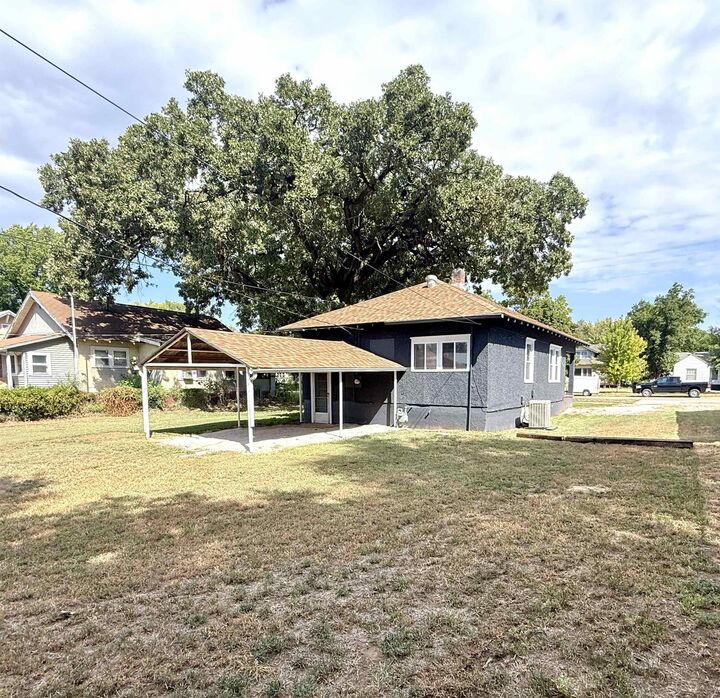Property Photo:  305 W Kansas Ave  KS 67104 