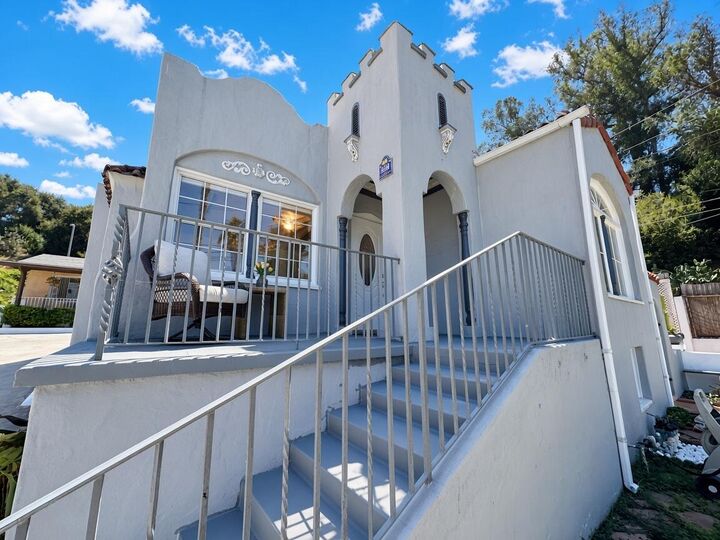 Property Photo:  909 W Anapamu Street  CA 93101 