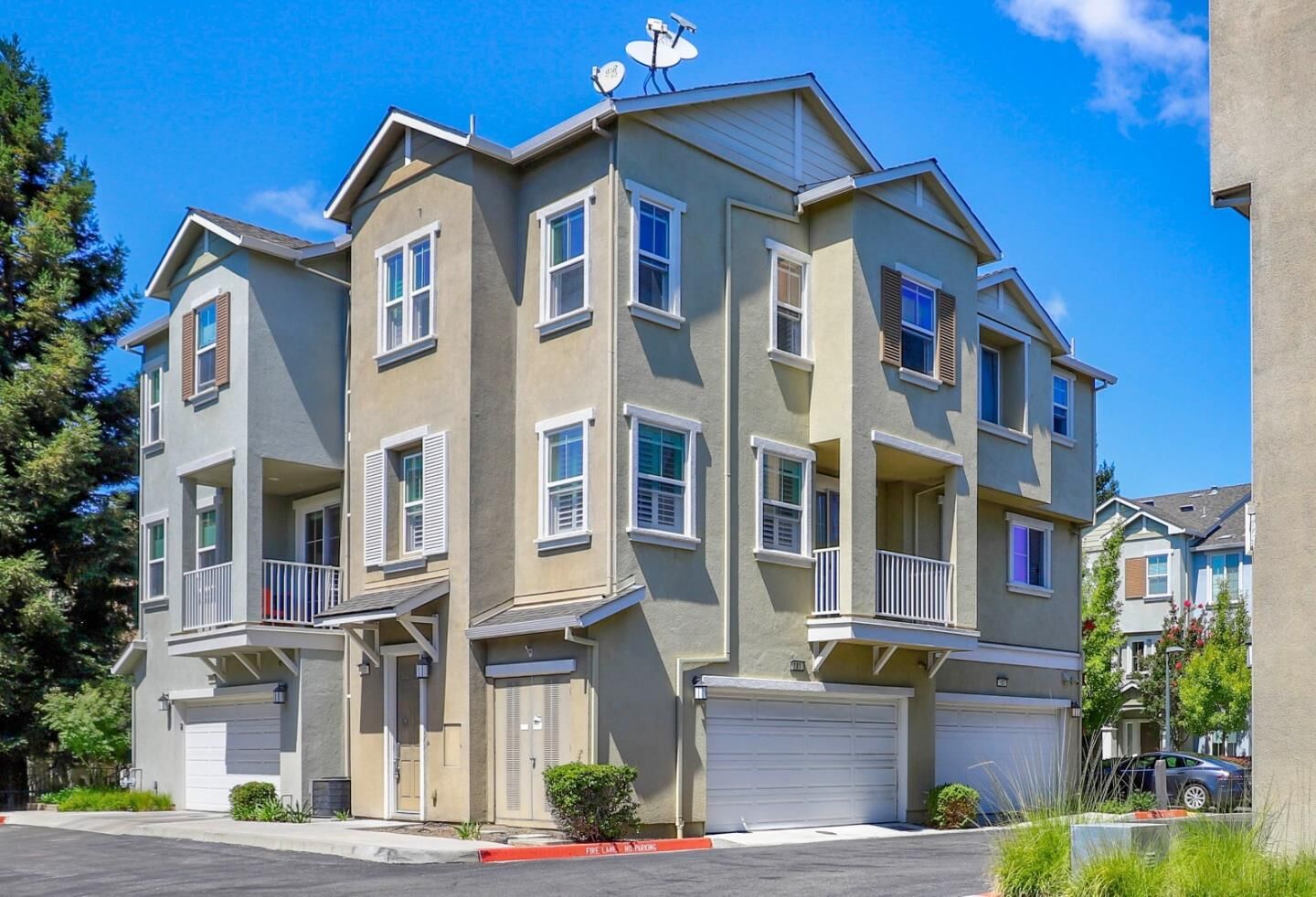Property Photo: 181 Hart Court CA 94043