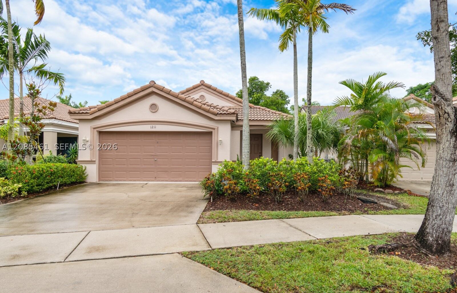 Property Photo: 1211 Golden Cane Dr FL 33327