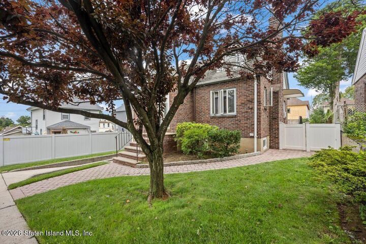Property Photo:  433 Sheffield Street  NY 10310 