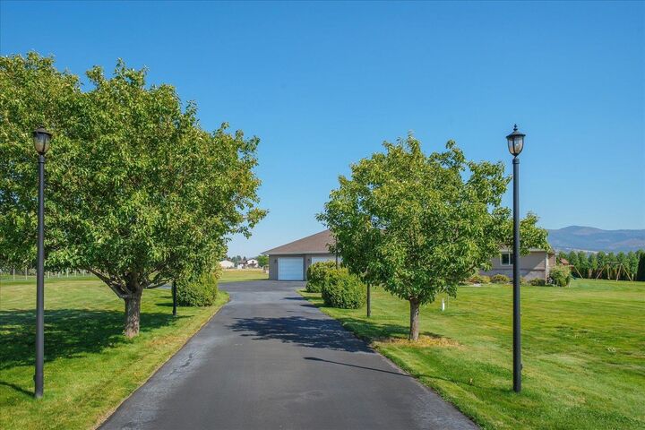 Property Photo: 3424 N Campbell Rd WA 99027