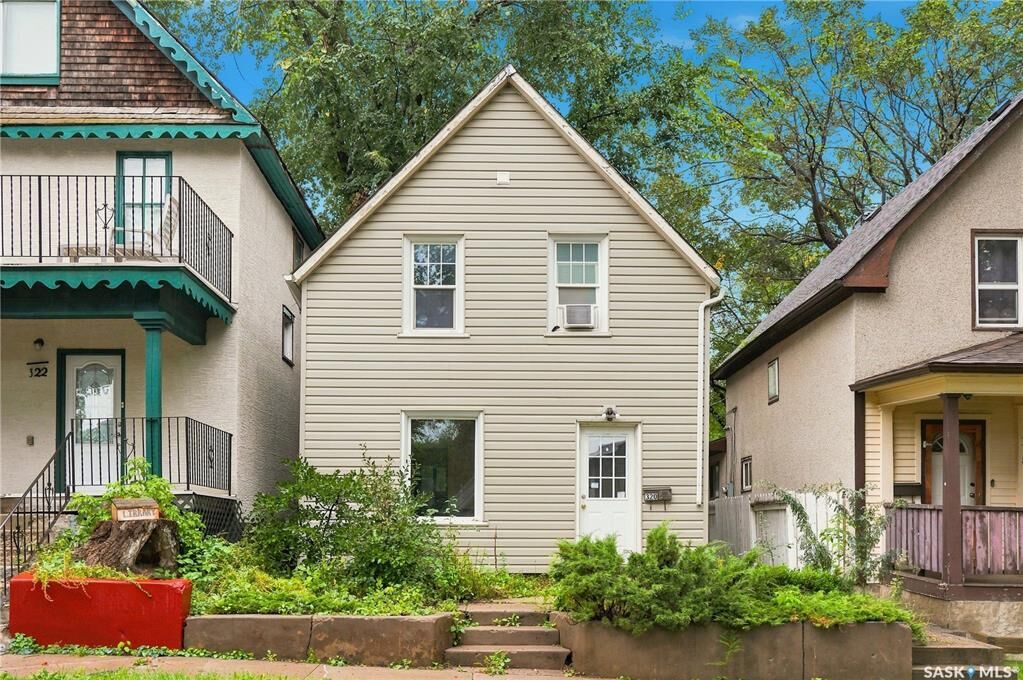 Property Photo:  320 J Avenue N  SK S7L 2K2 