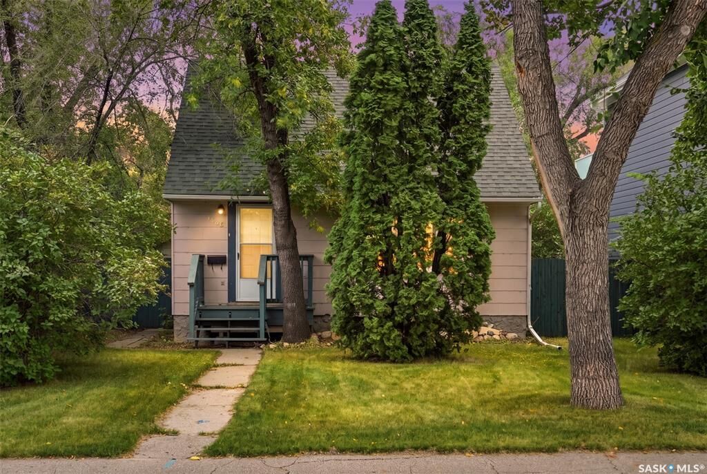 Property Photo:  1105 Oxford Street  SK S7K 0Y5 