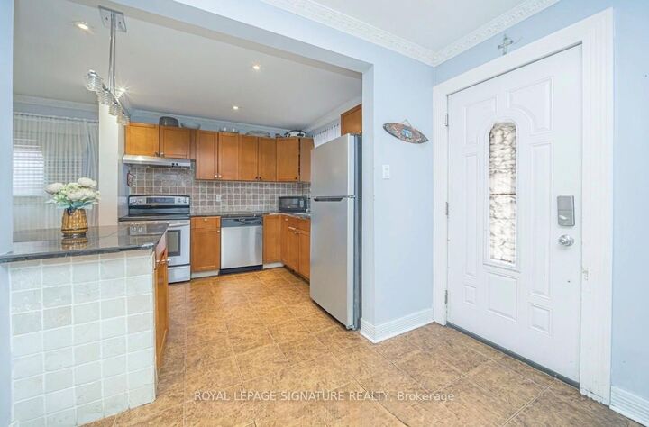 Property Photo:  19 Gatsby Square Room 1  ON L6S 2H4 