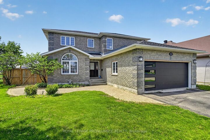 Property Photo: 1014 Crestwood Drive ON K6V 7N1