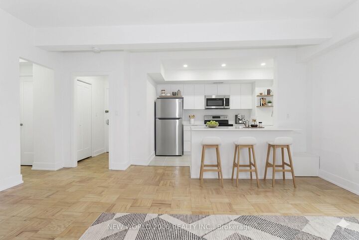 Property Photo:  110 St Clair Avenue W 206  ON M4V 1N4 